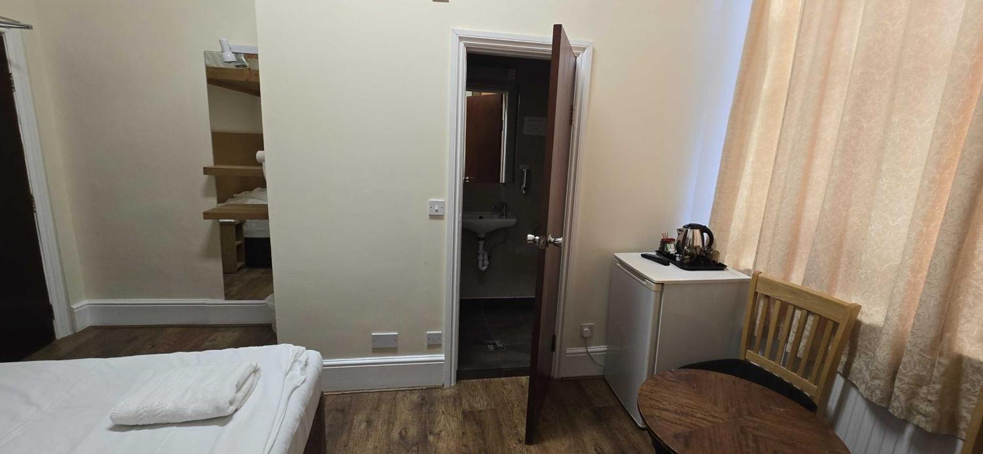 Dolphin Inn - The Lodge London Room photo